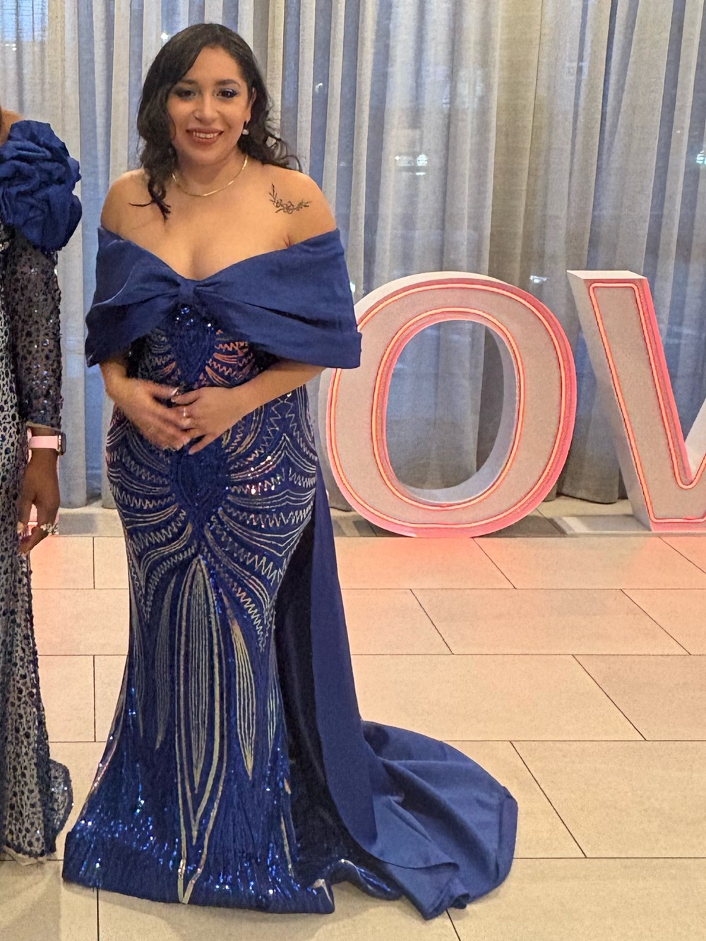 Elegant Royal Blue Off-Shoulder Evening Gown - Picture 3 of 4